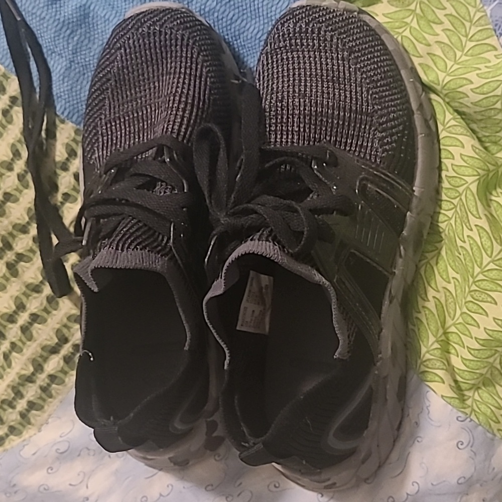 Athletic Works boys athletic knit black tennis shoe size 3